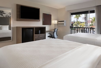 Standard Room, 2 Double Beds, Courtyard View