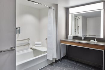 Room, 2 Queen Beds, Mobility Accessible, Bathtub