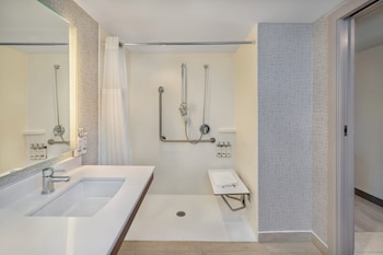 Standard Room, 1 King Bed, Hearing Accessible (Roll-In Shower)