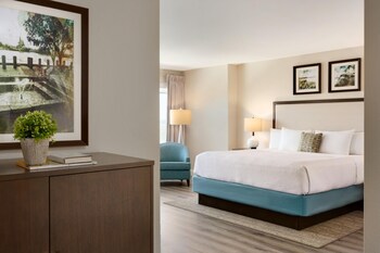 Suite, 1 King Bed, Accessible (Mobility)