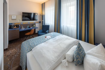 Comfort Room, 1 Queen Bed, Courtyard Area