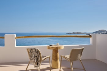 Deluxe Room, 1 King Bed, Sea View (Corner)