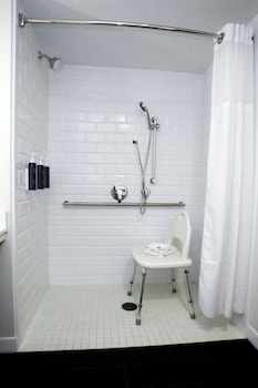 Room, 1 King Bed, Hearing Accessible