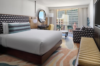Club Room, 1 Queen Bed, City View