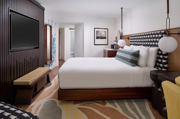 Club Room, 1 King Bed, Partial Ocean View