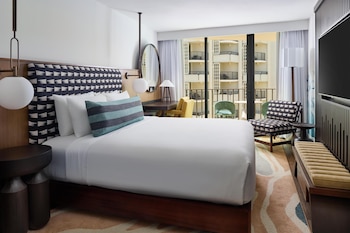 Club Room, 1 King Bed, Partial Ocean View