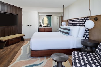 Club Room, 1 Queen Bed, City View