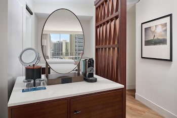 Club Room, 1 Queen Bed, City View