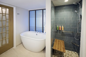 Room, 2 Queen Beds, Accessible (Roll-In Shower)