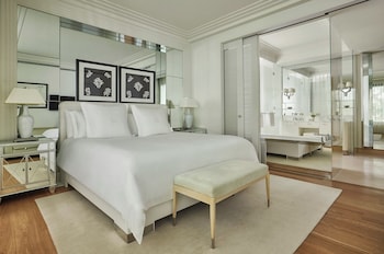 Suite, 1 King Bed, Terrace (Pool)
