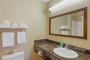 Standard Room, 2 Queen Beds, Non Smoking, Refrigerator & Microwave (1st Floor)