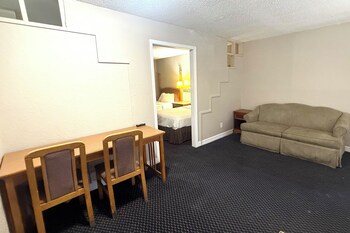 Suite (2 Full Beds)