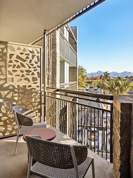 Room, 1 King Bed, Mountain View