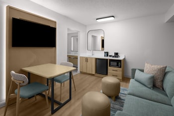 Suite, 1 King Bed with Sofa bed, Mobility Accessible, Microwave