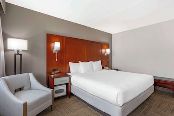 Standard Room, 1 King Bed, Non Smoking, Balcony
