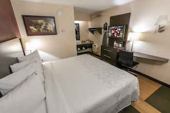 Premium Room, 1 King Bed, Accessible (Upgraded Bedding & Snack, Smoke Free)
