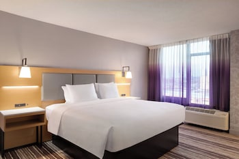 Standard Room, 1 King Bed, Roll-in Shower (Mobility)