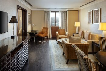 Executive Suite Club, 1 King Bed