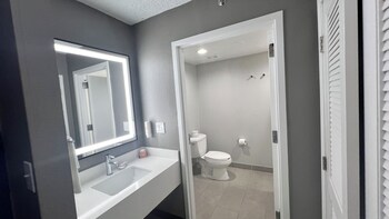 Suite, 1 King Bed, Non Smoking