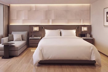 Executive Suite, 1 King Bed, City View