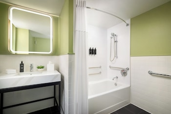 Standard Room, 1 Queen Bed, Bathtub Grab Bars (ADA)
