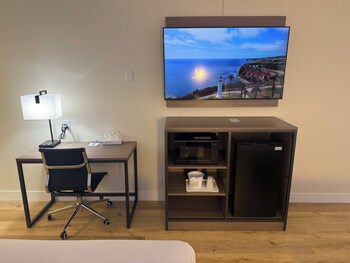 Room, 1 King Bed, Non Smoking, Kitchenette