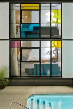 Room, 2 Queen Beds, Pool View
