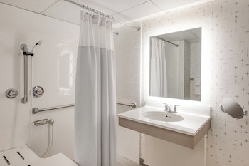 Standard Room, 2 Queen Beds, Roll-in Shower (Mobility Accessible)