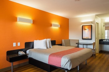 Premium Room, 1 King Bed, Accessible Bathtub, Refrigerator