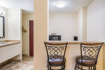 Suite, 2 Queen Beds (Smoke Free)