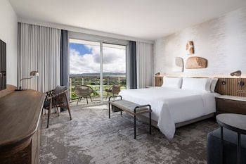 Premium Room, 1 King Bed, Bathtub Grab Bars, Resort View (Mobility Accessible, Kukahi)