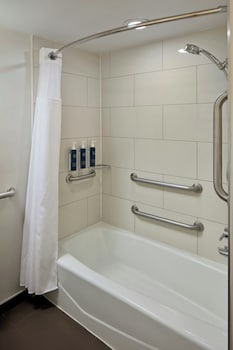 Room, 2 Queen Beds, Mobility Accessible, Bathtub