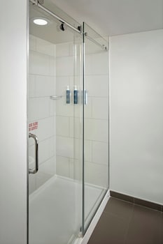Room, 2 Queen Beds (Partial Lake View)