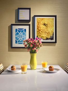 Suite, Multiple Beds, Accessible (Hearing, Roll-In Shower, King + Queen)