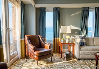 Suite, 1 King Bed (Admirals Suite)