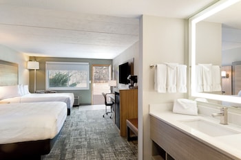 Room, 2 Queen Beds, Bathtub (Down/Out)