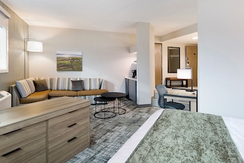 Deluxe Suite, 1 King Bed, Corner