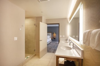 Suite, 1 King Bed, Patio, River View (Presidential)