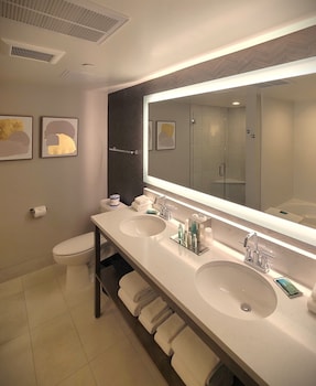 Suite, 1 King Bed, Non Smoking, Jetted Tub (Living Room;with Sofabed, View)