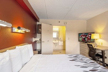 Deluxe Room, 1 King Bed, Accessible (Smoke Free)