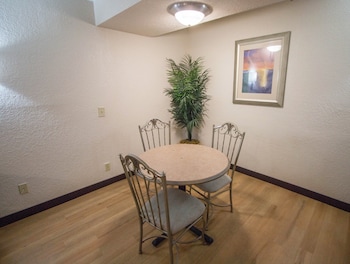 Suite, Multiple Beds (Smoke Free)