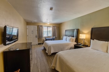 Standard Quadruple Room, 2 Queen Beds, Non Smoking