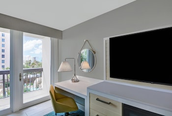 Room, 1 King Bed, Mobility Accessible, Microwave