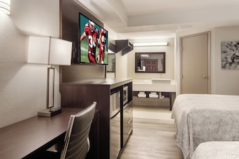 Deluxe Room, 2 Queen Beds (Smoke Free)