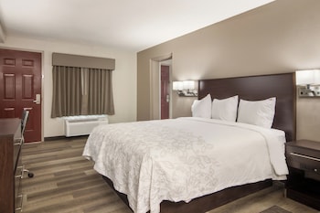 Suite, Kitchenette (Smoke Free, 3 Queen Beds)