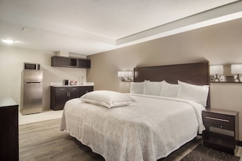 Premium Suite, Multiple Beds, Accessible, Kitchenette (Upgraded Bedding & Snack, Smoke Free)