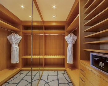Family Suite, Multiple Beds, Bathtub