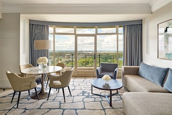 Executive Suite, 1 King Bed, Balcony, Park View (Park Lane)