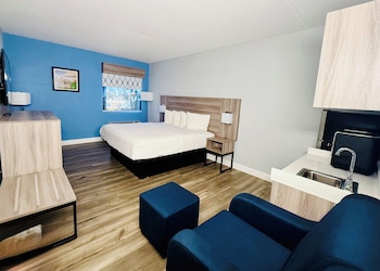 Suite, 1 King Bed, Non Smoking, Kitchenette