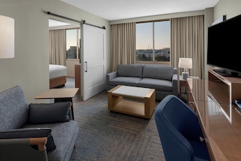 Room, 1 King Bed, High Floor, Exterior Entry (Mobility/Hearing Access, Roll-In Shwr)